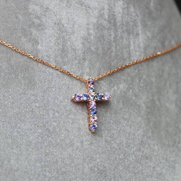 safyru kryzelis su grandinele