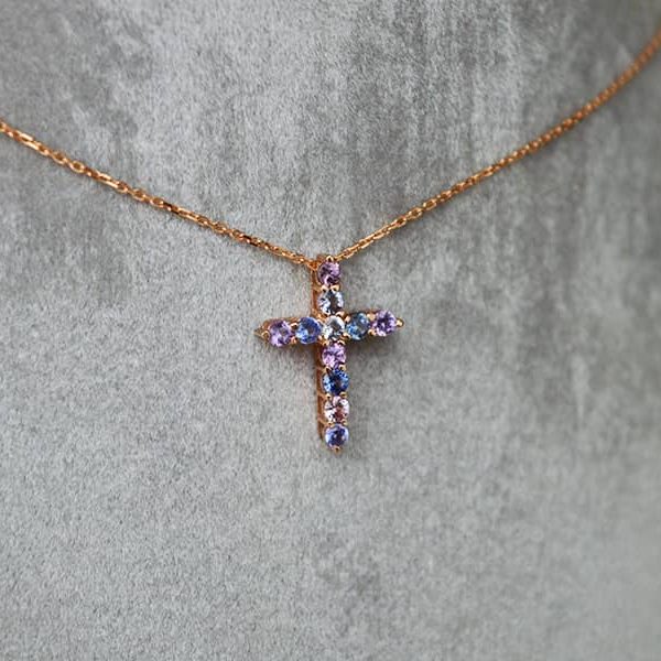 safyru kryzelis su grandinele