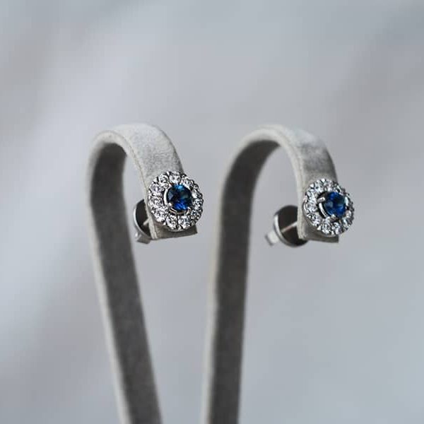 auskarai su briliantais is safyrais