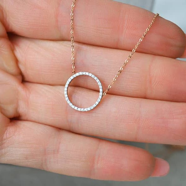 grandinele su briliantu pakabuku