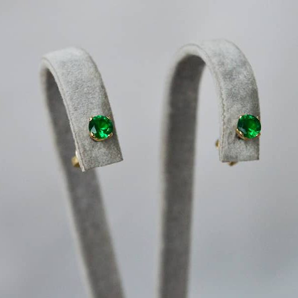 auskarai su smaragdais