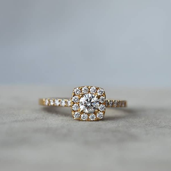 suzadetuviu ziedas su briliantais