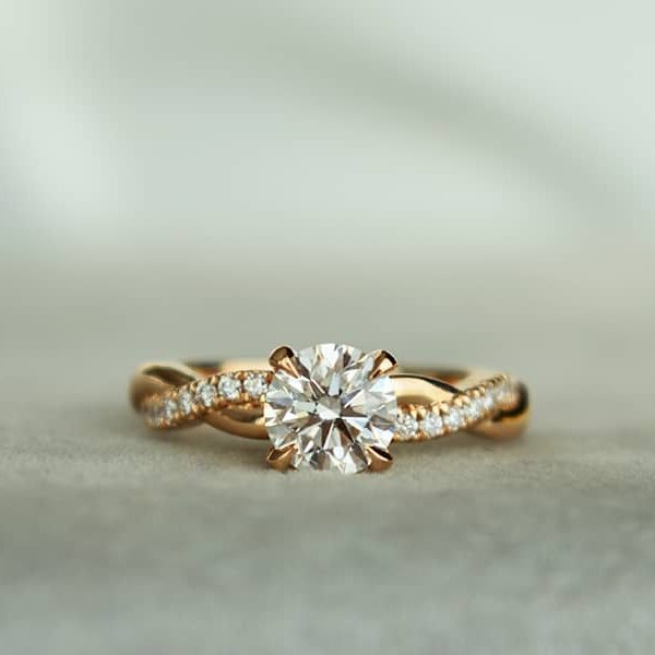 auksinis ziedas su deimantais