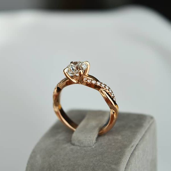 auksinis ziedas su deimantais