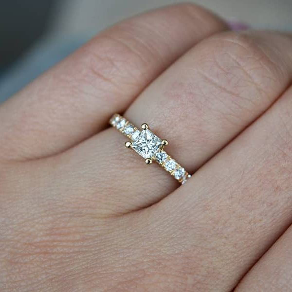 suzadetuviu ziedas su deimantais