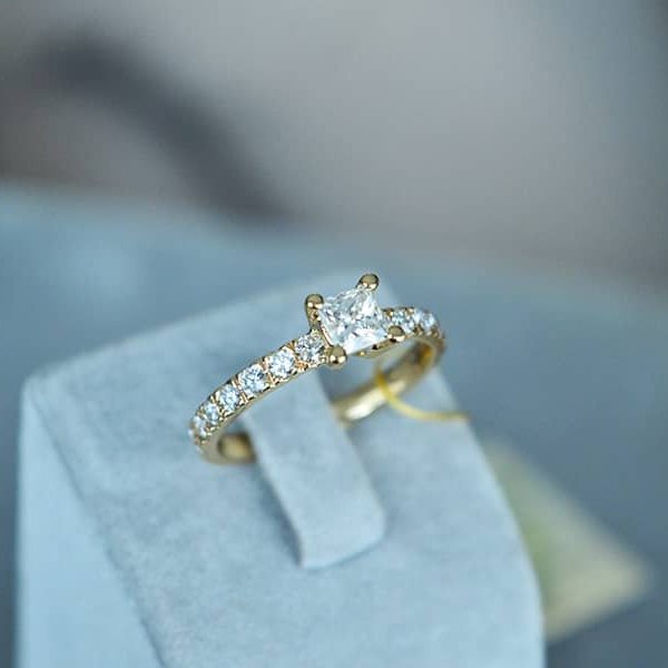 suzadetuviu ziedas su deimantais