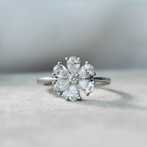 ziedas su deimantais