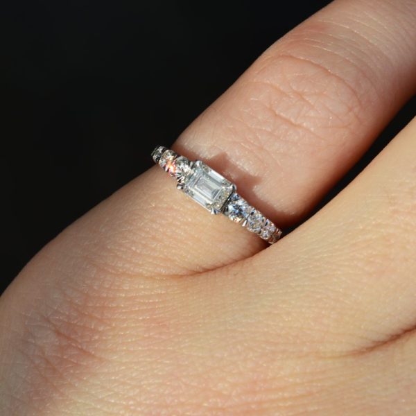 suzadetuviu ziedas su deimantais